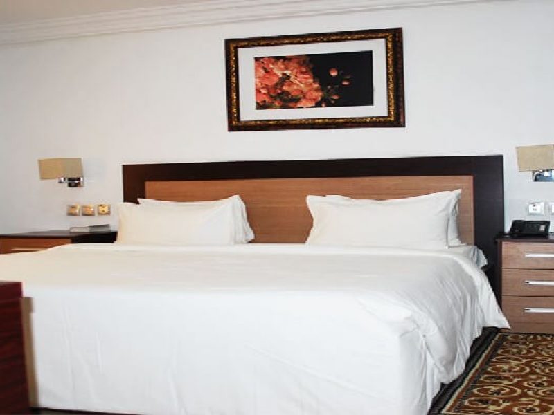 Immaculate Platinum Diplomatic Room