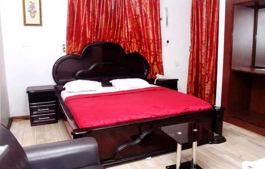 Paloma Hotel, Rivers