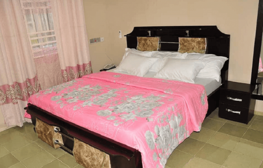 De Revelation Hotel, Rivers